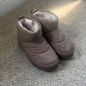 UGG Maxi Mini Boots in Taupe (Size 8)